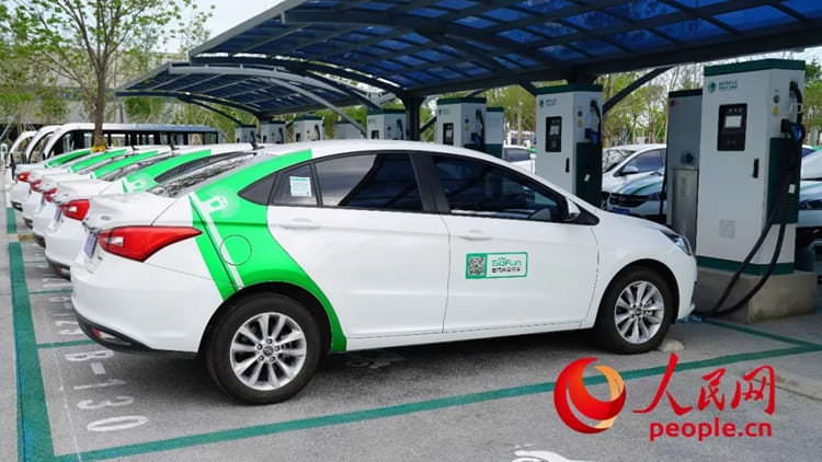 雄安服务中心的共享汽车-充电的